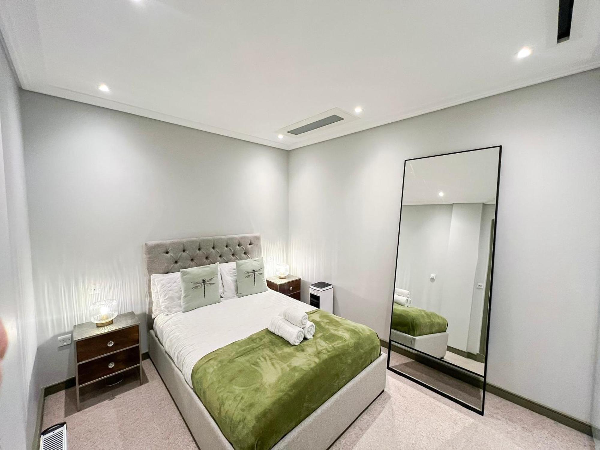 Posh 3 Bedroom Flat With Terrace And Indoor Fireplace In Mayfair, Near Hyde Park London Exteriör bild